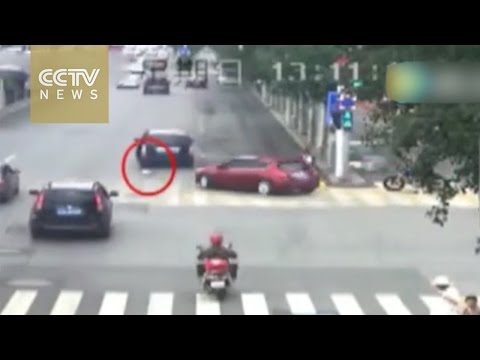 شاهد أم تقتل ابنتها دهسًا