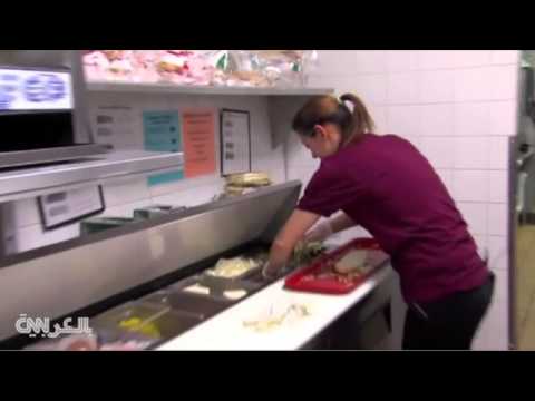 أب يعرّض طفليه للبرد القارس ليتناول البرغر