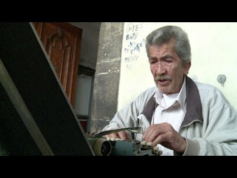 الكتاب العموميون في ساحة سانتو دومينغو في مكسيكو يحاولون المقاومة