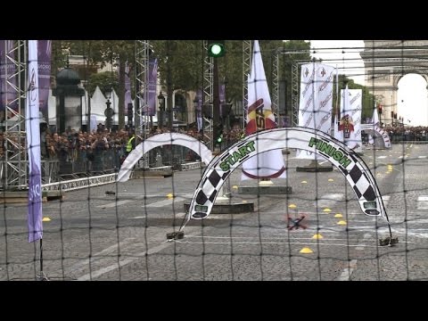 طائرات مسيرة تحلق فوق باريس بمناسبة مهرجان مخصص لها