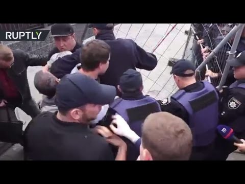 بالفيديو القوميون يمنعون الروس من التصويت في العاصمة كييف
