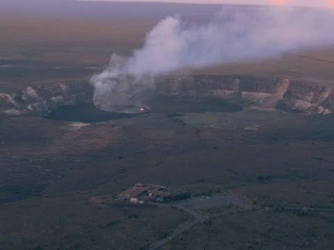 بالفيديو مشاهد شديدة الوضوح والقرب من بركان نشط في هاواي