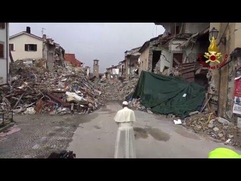شاهد البابا يزور البلدة الإيطالية التي ضربها الزلزال