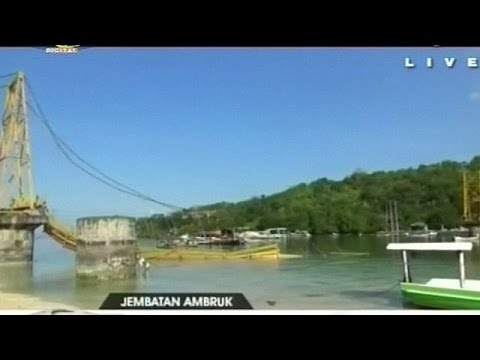 شاهد قتلى وعشرات الجرحى بسبب انهيار جسر في اندونيسيا
