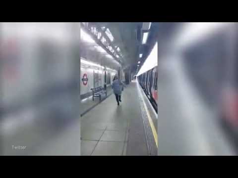 شاهد ماذا فعلت امرأة مع رجل لكمها داخل مترو الأنفاق