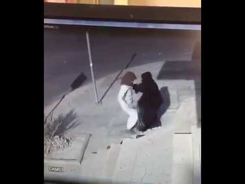 شاهد لحظة الاعتداء على فتاة سعودية وسرقتها في حي هادئ