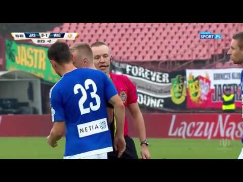 بالفيديو حكم يتعرض إلى أسوأ خدعة تمثيلية في كأس بولندا الكروي