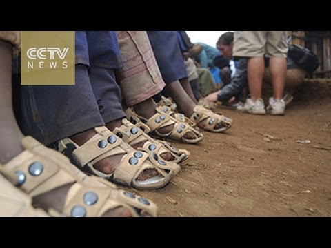 بالفيديو  ابتكار حذاء جديد ينمو مع أقدام الأطفال في كينيا