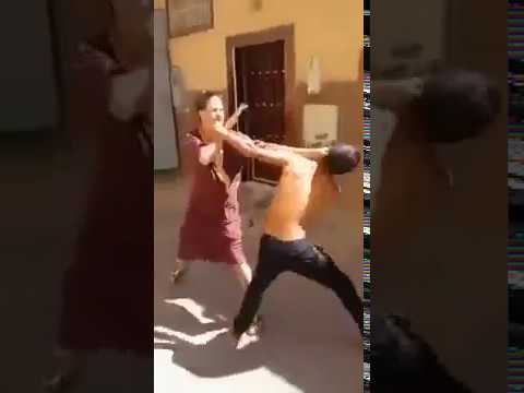 شاهد بنت مغربية تسلخ ولد بالعصا