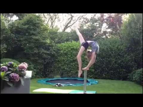 شاهد فتاة تستعرض رشاقتها ومرونتها بعرض مذهل