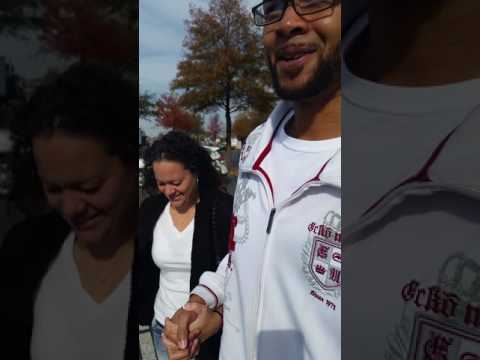 شاهد رجل يفاجئ زوجته بهدية غير متوقعة في عيد ميلادها