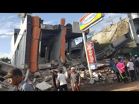 شاهد قتلى وجرحى بالعشرات جراء زلزال في إندونيسيا