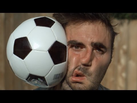 شاهد لقطات بطيئة لكرة تصفع وجه رجل