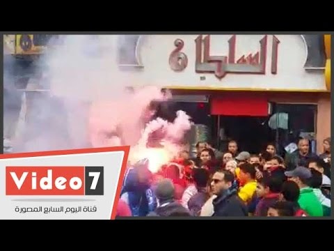 الإخوان يشعلون الشماريخ أثناء مسيرتهم في المطرية