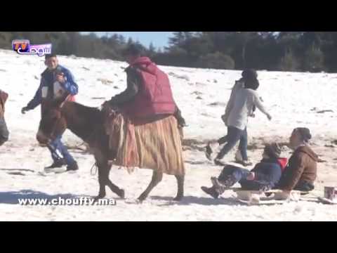 شاهد مواطنون مغاربة يستمتعون بالتزلج على الثلج