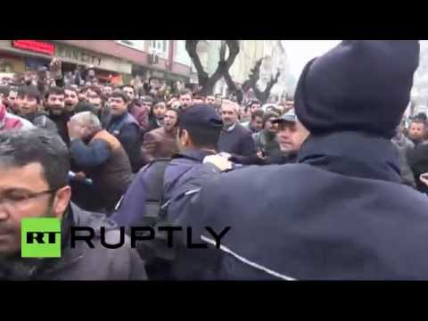 رئيس الشرطة التركيَّة يضرب مرؤوسه لعدم استعماله الغاز المسيّل