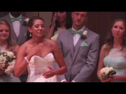 شاهد عروس تترجم أغنية رومانسية لزوجها بالإشارات