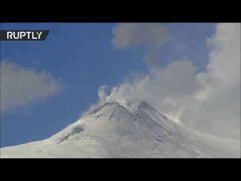 شاهد  أكبر بركان في أوروبا يعود إلى الثوران