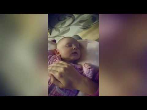 شاهد أم تضرب رضيعتها بقوة