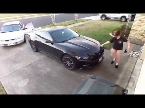 شاهد كيف انتقمت فتاة من حبيبها السابق