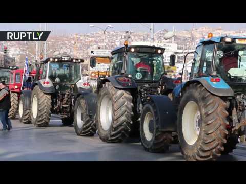 بالفيديو مئات المزارعين في اليونان يخرجون في تظاهرة بالجرارات