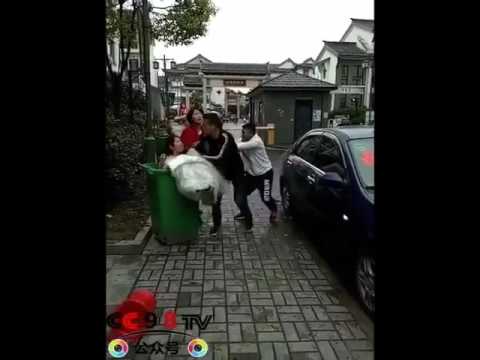 شاهد شاب يرمي عروسته في صندوق القمامة من شدة خوفه