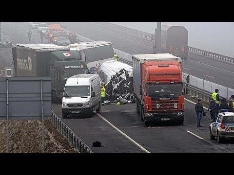 مقتل 4 أشخاص وإصابة 7 بجروح بسبب الضباب