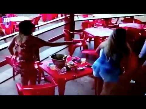 شاهد ماذا فعلت امرأة ضبطت زوجها برفقة عشيقته داخل مطعم