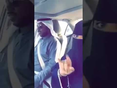 شاهدرجل يقبل يد زوجته داخل السيارة يثير جدلًا واسعًا بين السعوديين