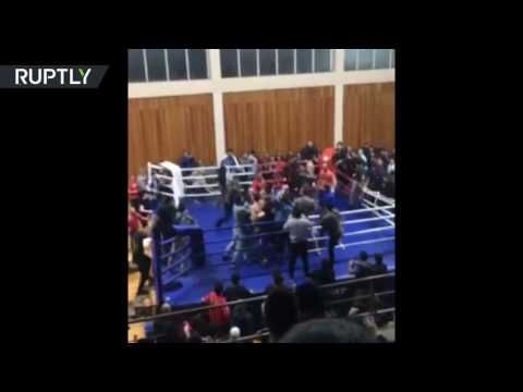 بالفيديو  مباراة في المصارعة تتحول إلى عراك جماعي بين المشجعين