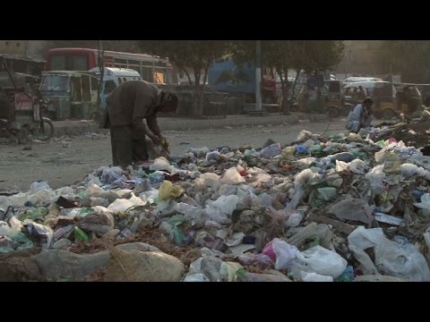 كراتشي تغرق في النفايات دون حلول في الأفق