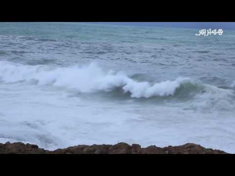 شاهد ارتفاع أمواج البحر في السواحل الأطلسية