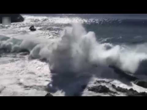 موجة ضخمة تبتلع رجلاً وتتسبب في قتل شخصين