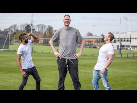 شاهد أطول لاعب كرة سلة في بريطانيا بطول 19 قدمًا