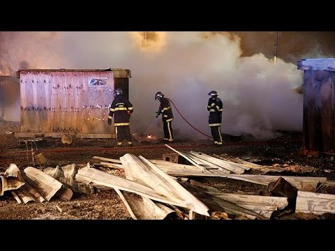 بالفيديو  حريق في مخيم للاجئين شمال فرنسا