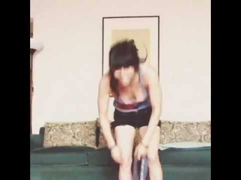 شاهد موقف طريف لفتاة أثناء لعب اليوجا