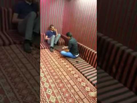 شاهد رد فعل خليجي وجد ثعبانًا أثناء جلوسه مع أصدقائه