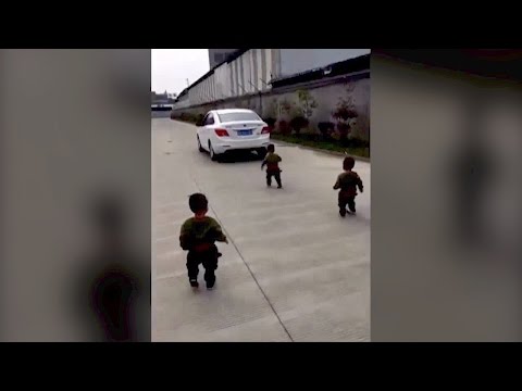 3 توائم يمنعون والدهم من الذهاب إلى العمل بطريقة مؤثرة