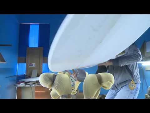 شاهد بول عباس واتقان ركوب الأمواج وصناعة ألواحها