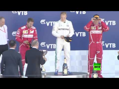 شاهد الرئيس بوتين يمنح الفنلندي فالتيري بوتاس جائزة سوتشي