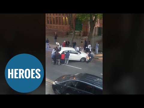 بالفيديو لحظة إنقاذ طفل بريطاني من تحت عجلات سيارة