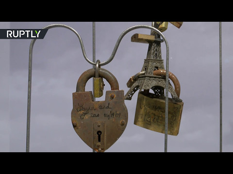 شاهد أول مزاد في العالم لبيع أقفال الحب في باريس