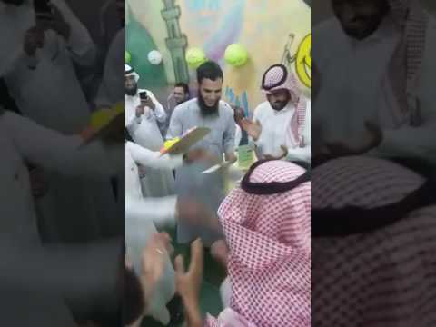 بالفيديو مدرّس مذهل يتعامل بلطف مع طفل يتيم 