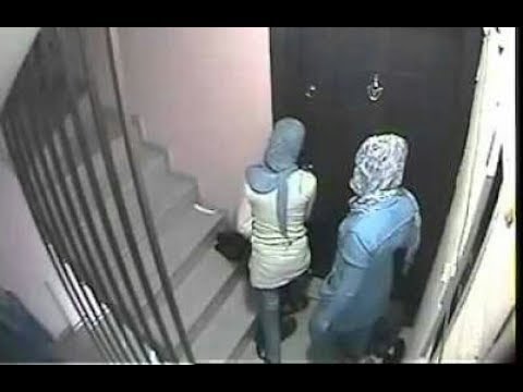 شاهد امرأة تدخل فجأة لترى ابنها يفعل شيئًا حرامًا