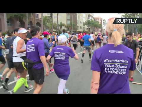 شاهد  عجوز94 عام تنهي سباق نصف الماراثون