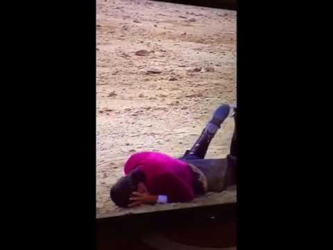 شاهد ماذا فعلت مصارعة فرنسية نجت بأعجوبة من هجوم ثور هائج