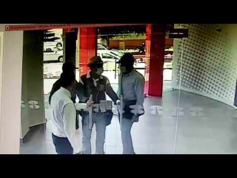 موظف يمنع سرقة بنك بحيلة ذكية