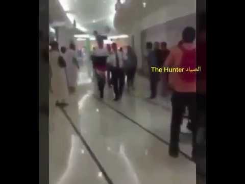 لحظة طرد شاب يرتدي حذاءً نسائيًا من مول سعودي