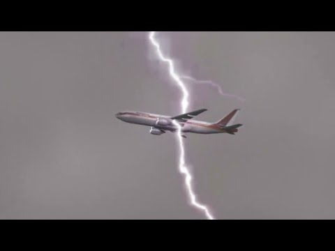أبرز مقاطع إصابة الطائرات بصعقات البرق