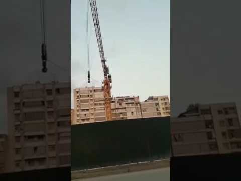 شاهد كيف يستلم عامل البناء طلباته